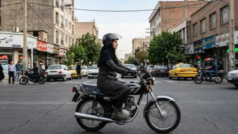 Niente patenti per le moto alle donne, arriva la smentita ufficiale della polizia iraniana