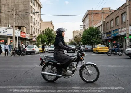 Niente patenti per le moto alle donne, arriva la smentita ufficiale della polizia iraniana