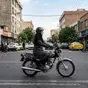 Niente patenti per le moto alle donne, arriva la smentita ufficiale della polizia iraniana