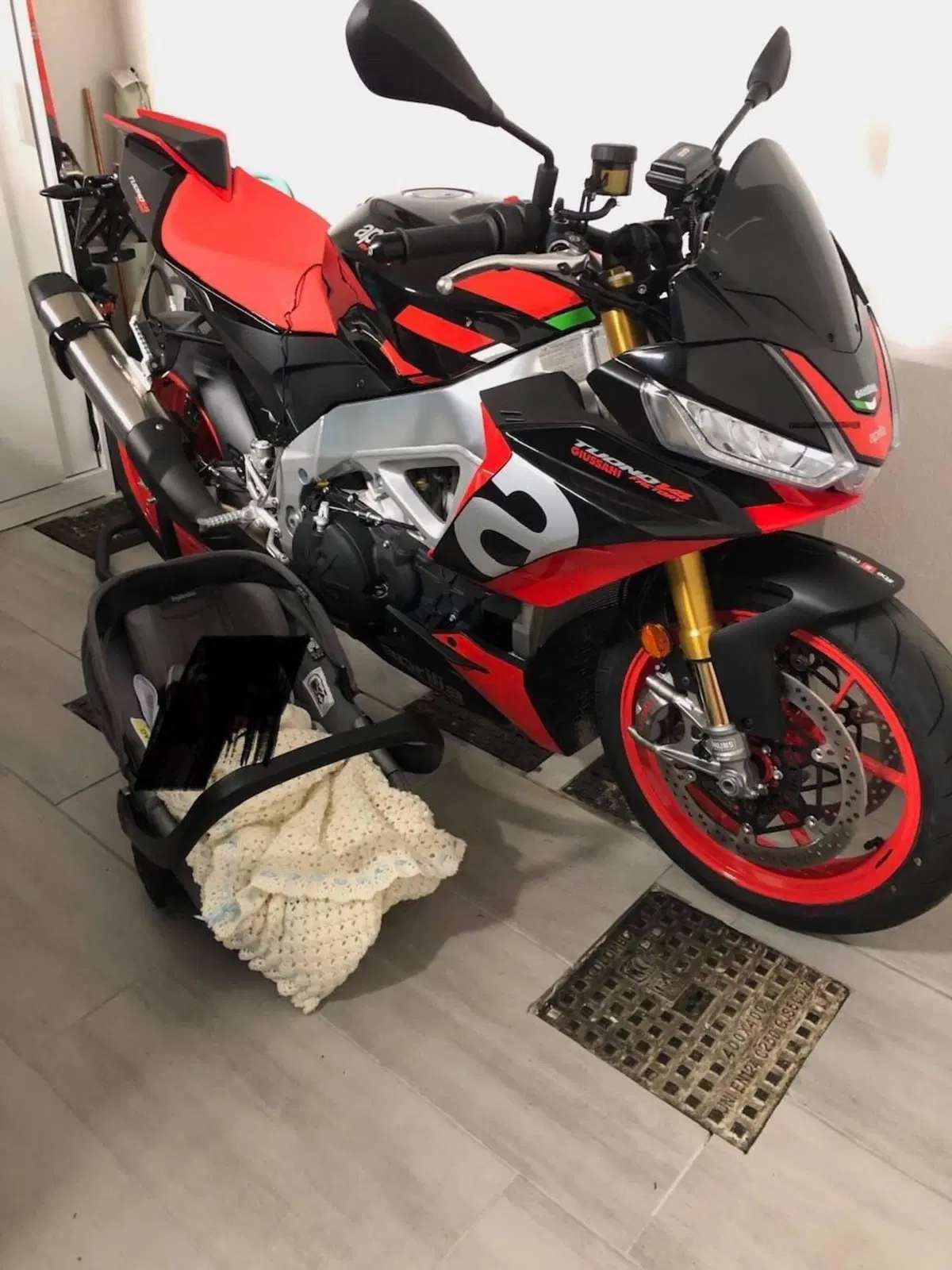 Aprilia Tuono V4 Factory (2021 - 24) (2)