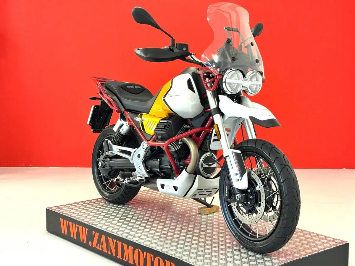 Moto Guzzi V85 TT Evocative Graphics (2021 - 23) (2)