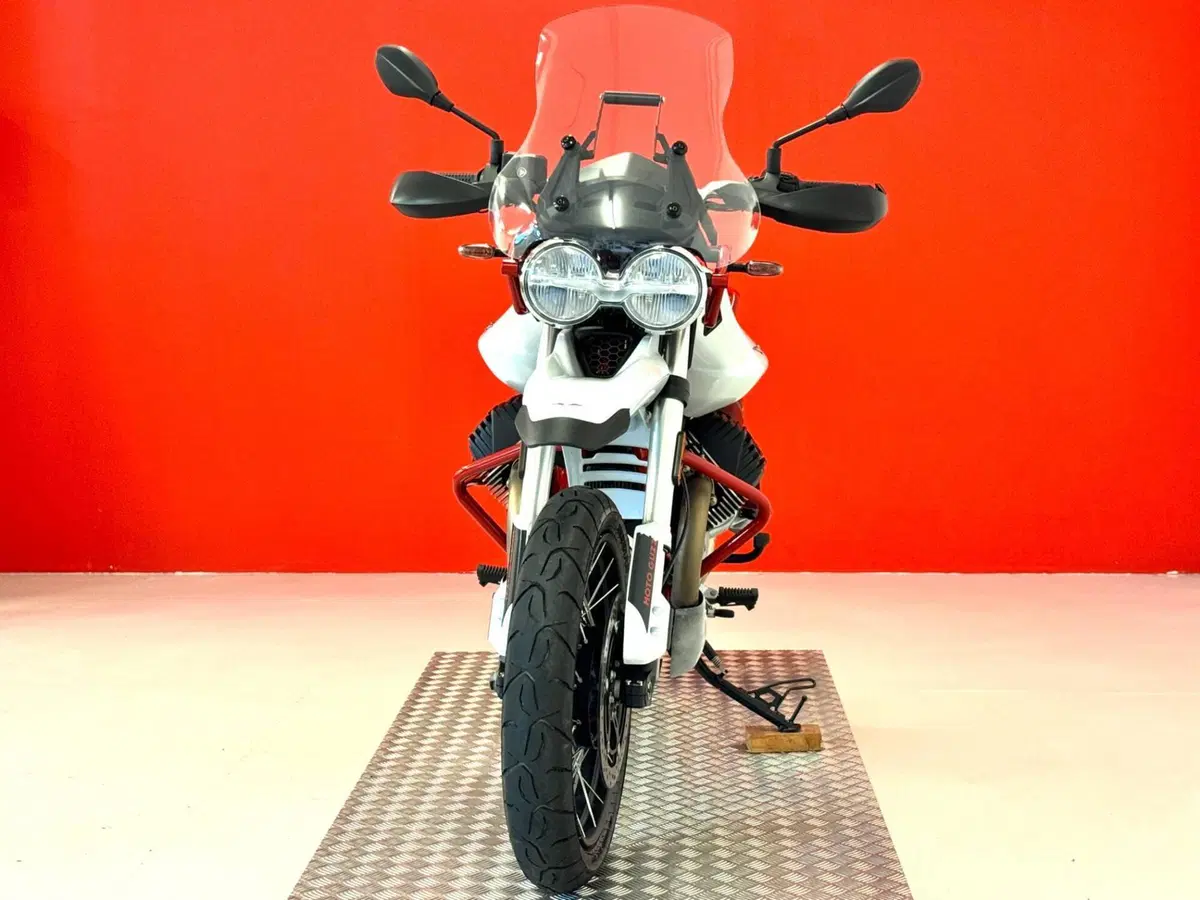 Moto Guzzi V85 TT Evocative Graphics (2021 - 23) (3)