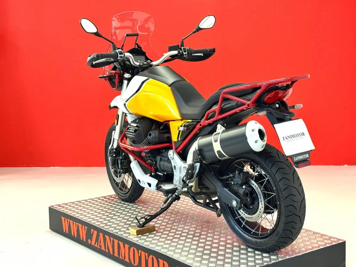 Moto Guzzi V85 TT Evocative Graphics (2021 - 23) (6)