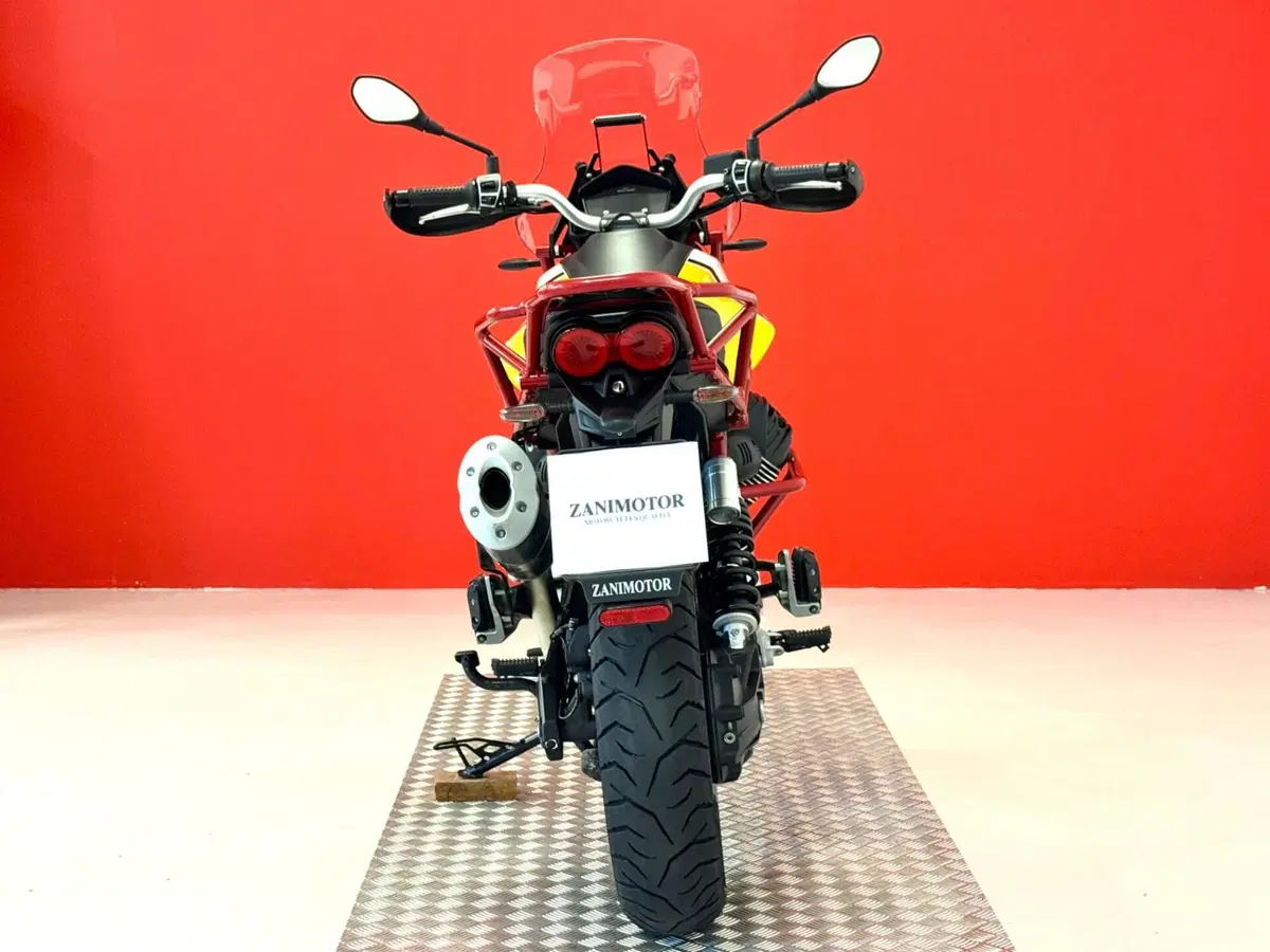 Moto Guzzi V85 TT Evocative Graphics (2021 - 23) (7)