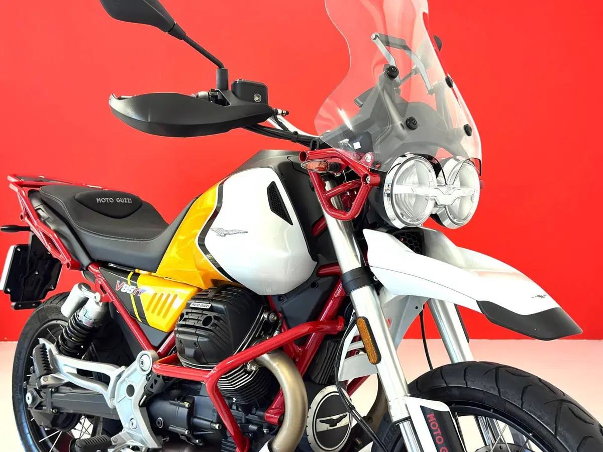 Moto Guzzi V85 TT Evocative Graphics (2021 - 23) (9)