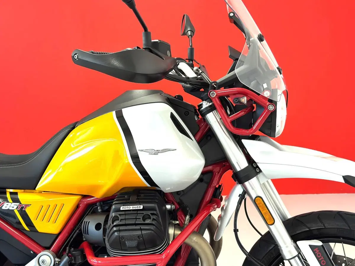 Moto Guzzi V85 TT Evocative Graphics (2021 - 23) (10)