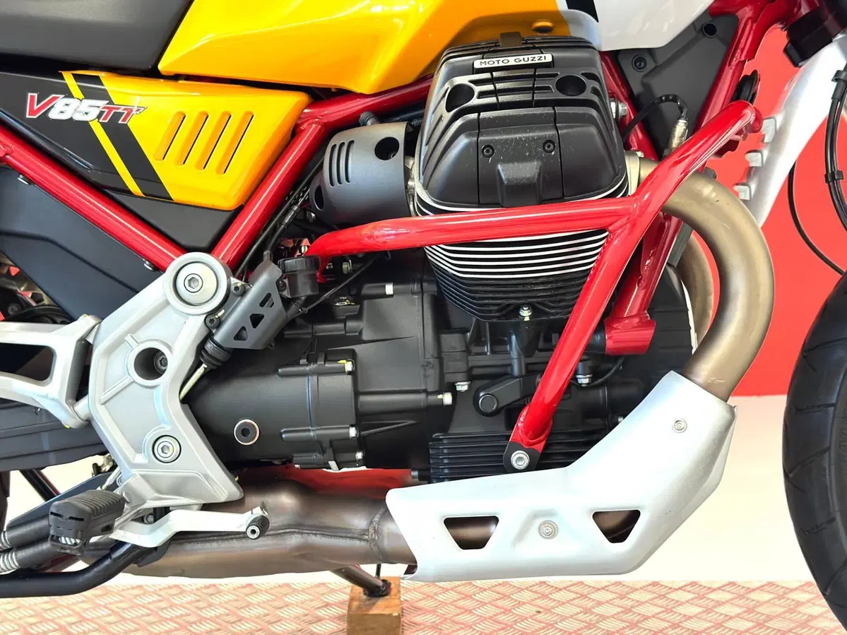 Moto Guzzi V85 TT Evocative Graphics (2021 - 23) (11)