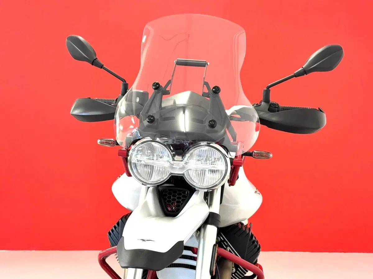 Moto Guzzi V85 TT Evocative Graphics (2021 - 23) (12)