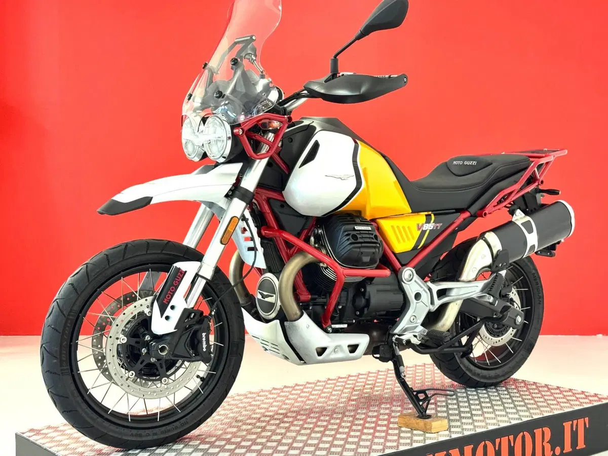 Moto Guzzi V85 TT Evocative Graphics (2021 - 23) (13)