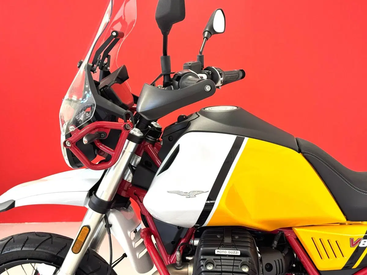 Moto Guzzi V85 TT Evocative Graphics (2021 - 23) (14)