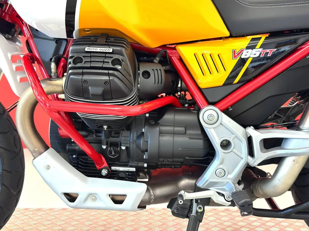 Moto Guzzi V85 TT Evocative Graphics (2021 - 23) (15)