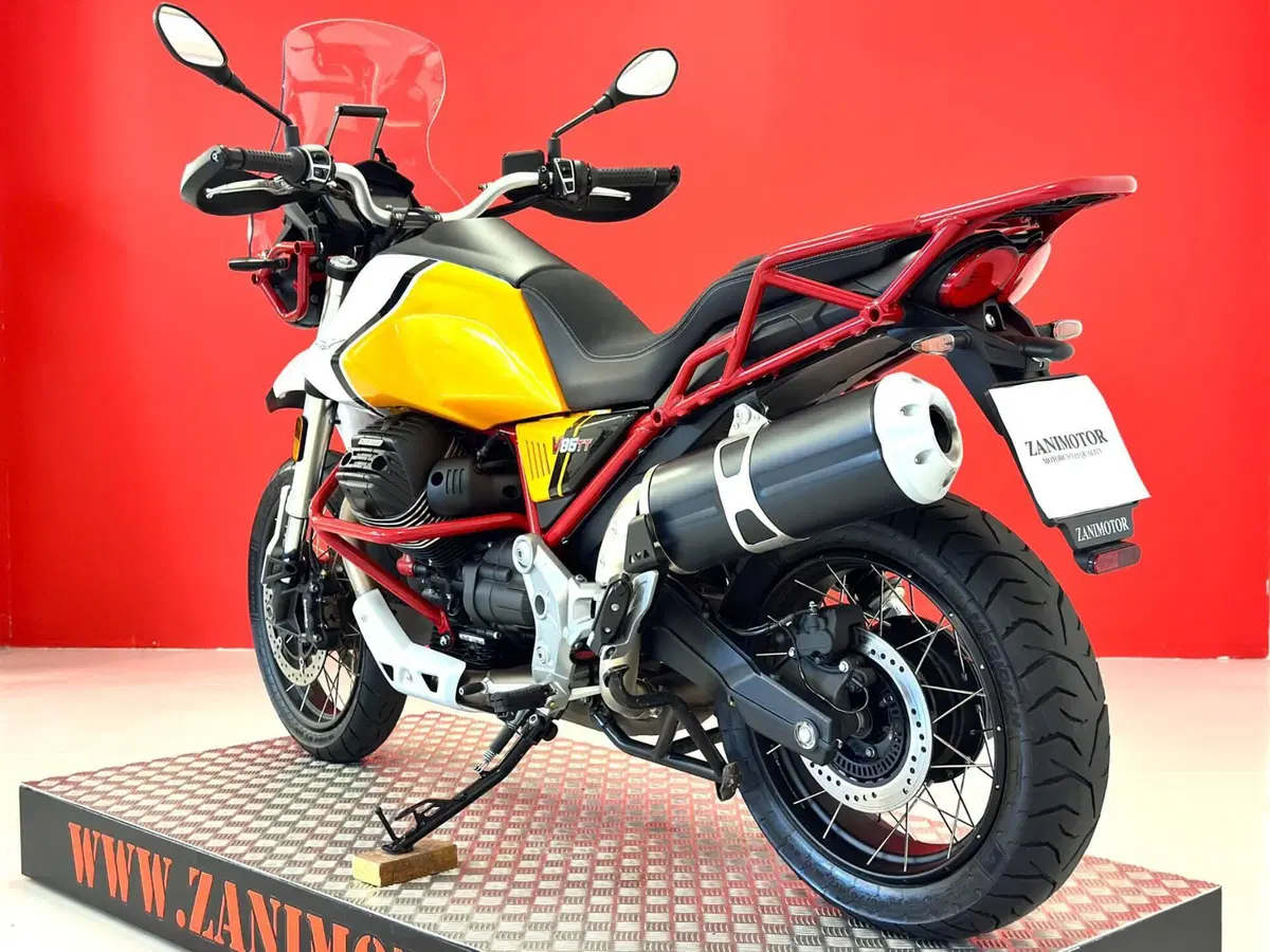 Moto Guzzi V85 TT Evocative Graphics (2021 - 23) (16)