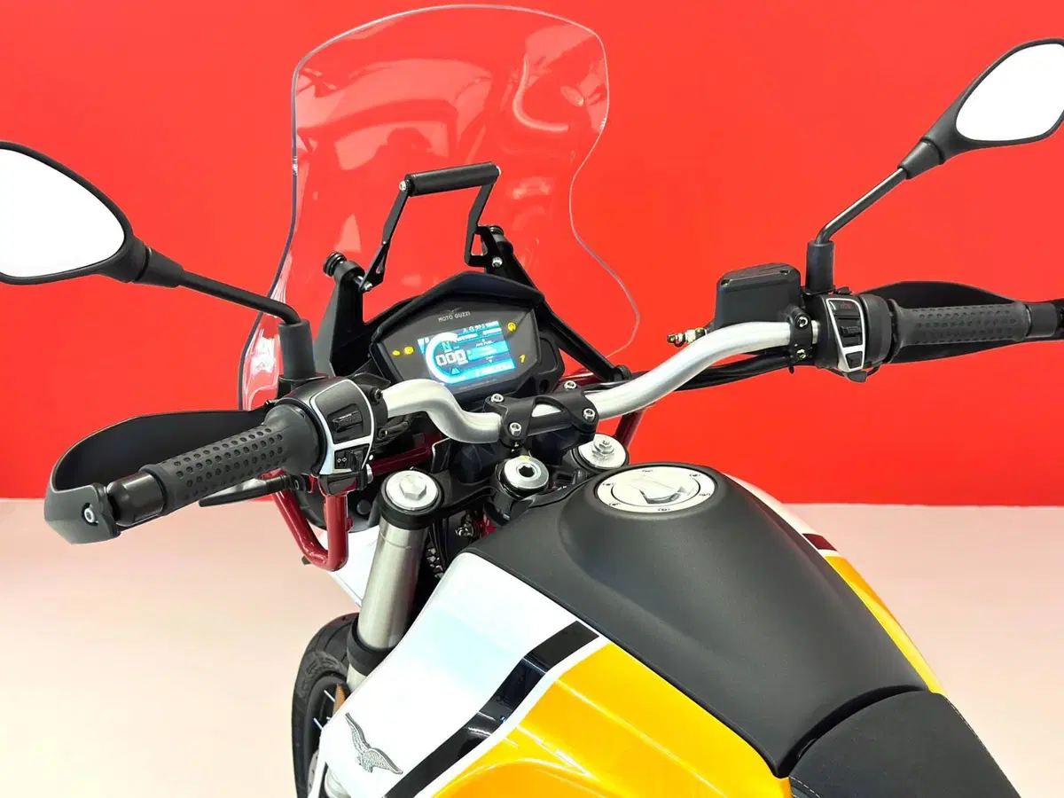 Moto Guzzi V85 TT Evocative Graphics (2021 - 23) (17)