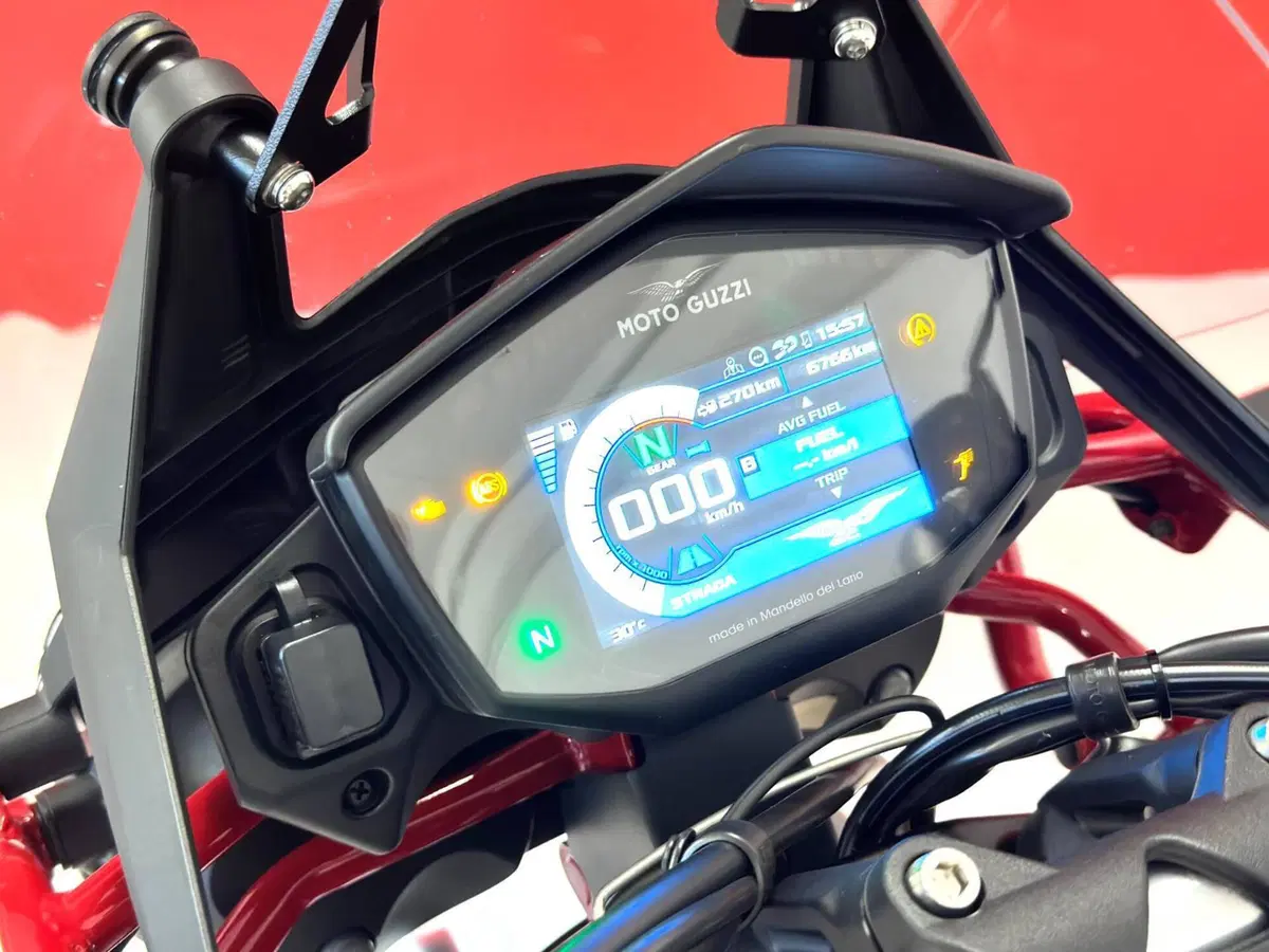 Moto Guzzi V85 TT Evocative Graphics (2021 - 23) (18)
