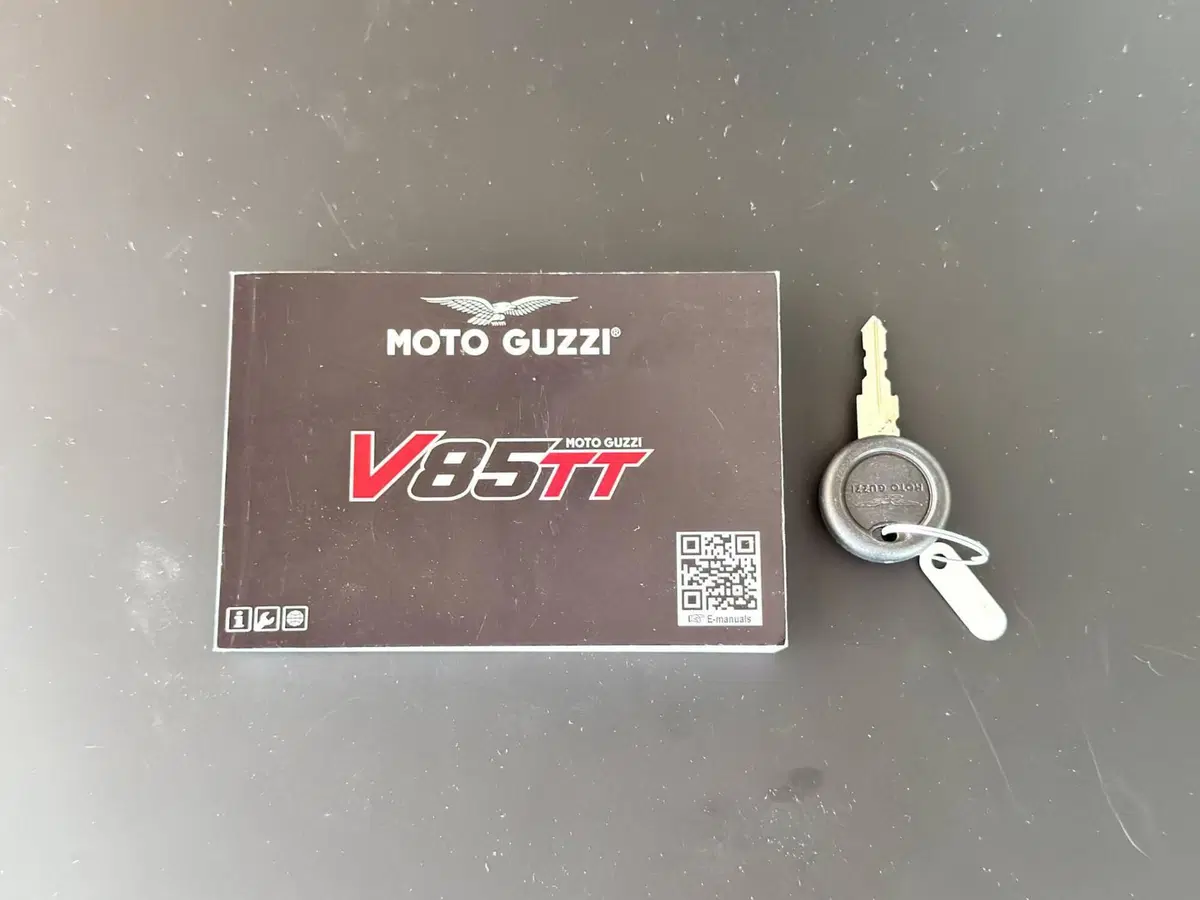 Moto Guzzi V85 TT Evocative Graphics (2021 - 23) (19)