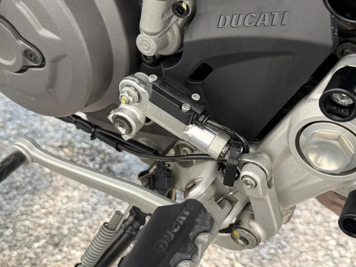 Ducati Hypermotard 950 RVE (2022 - 25) (3)
