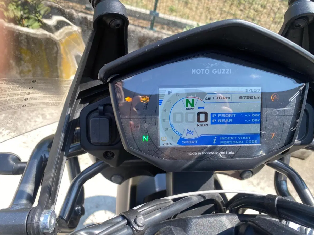 Moto Guzzi V85 TT (2021 - 23) (7)