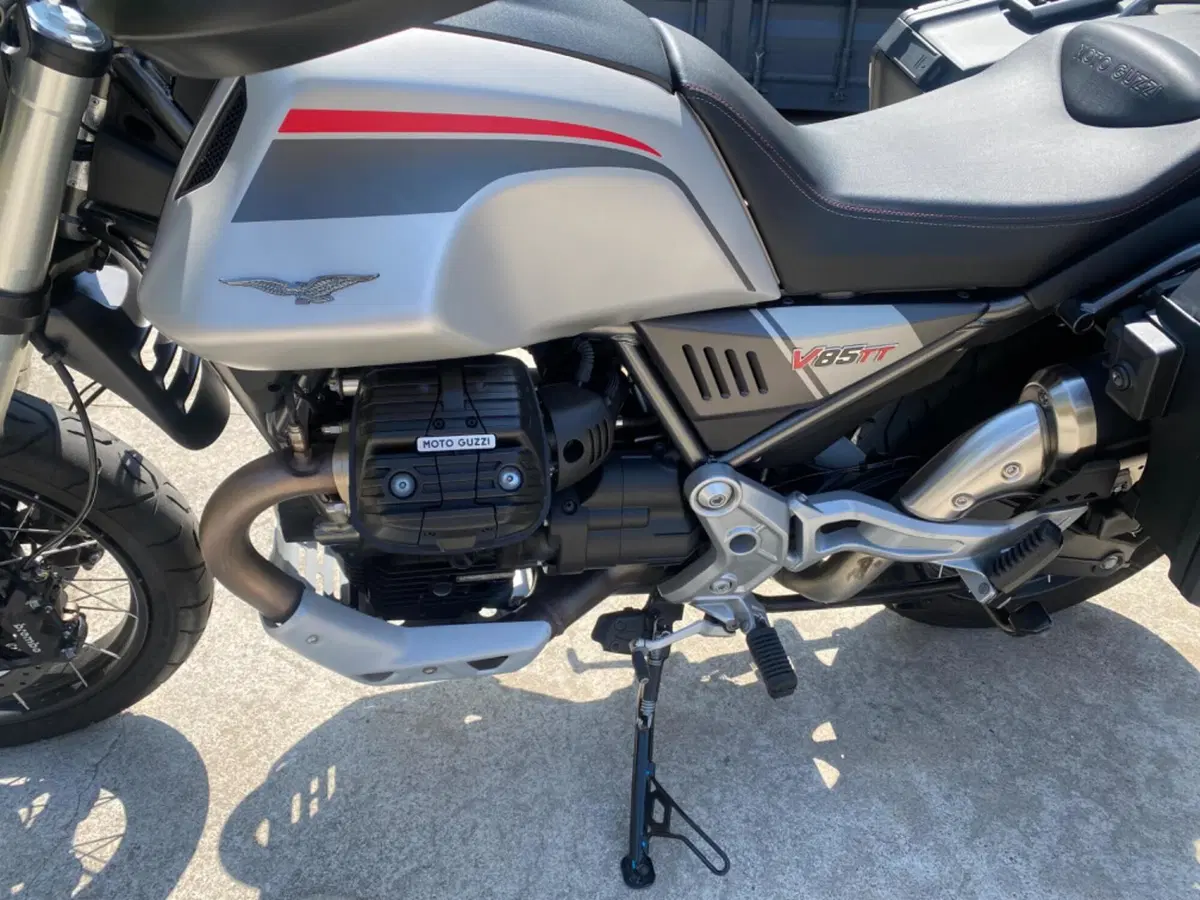 Moto Guzzi V85 TT (2021 - 23) (9)