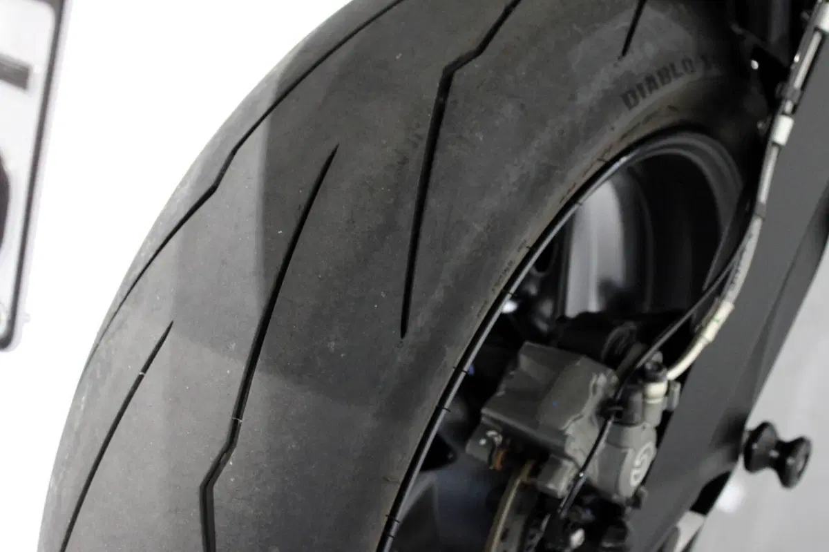 Triumph Street Triple 765 RS (2023 - 26) (7)