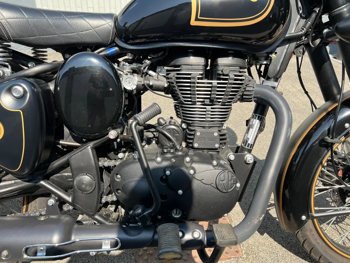 Royal Enfield Classic 500 EFI Tribute (2021) (14)