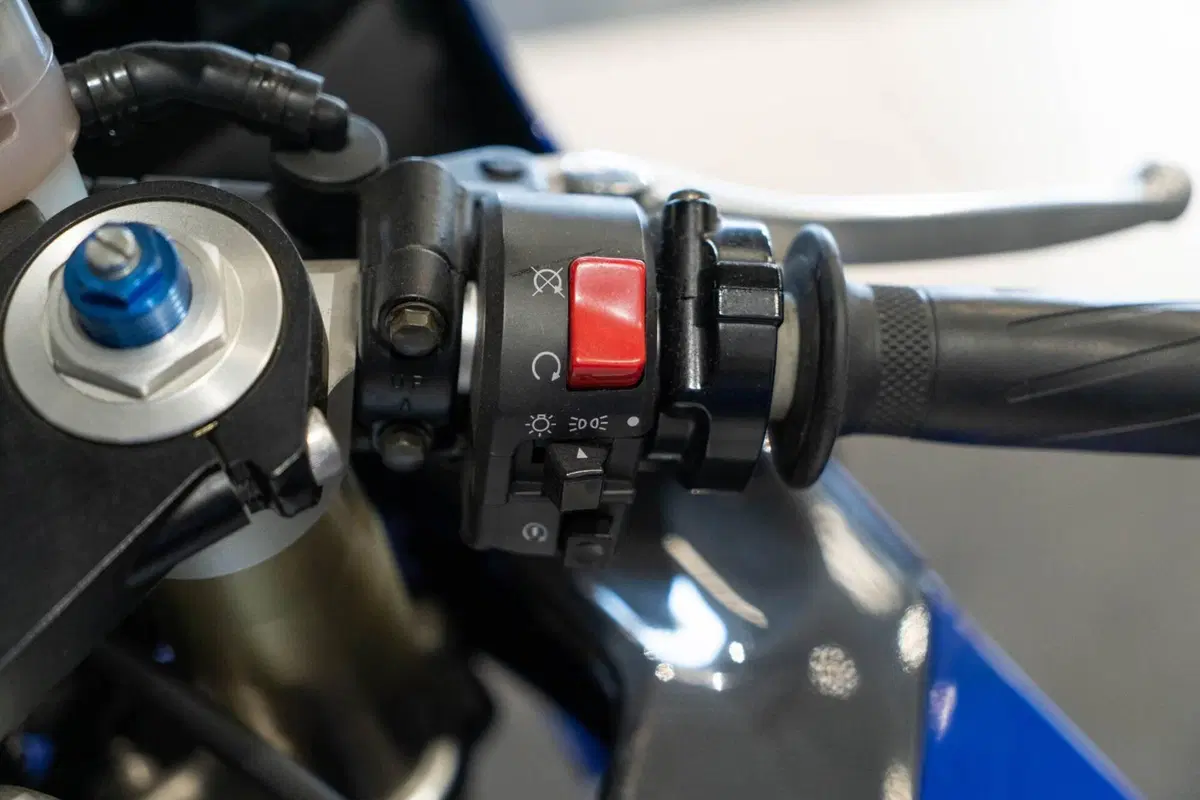 Yamaha YZF R1 (1998 - 99) (8)