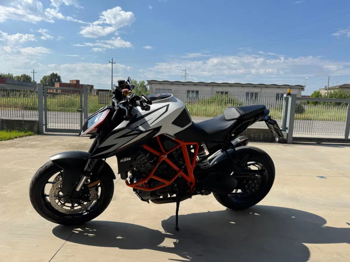 KTM 1290 Super Duke R (2019) (2)