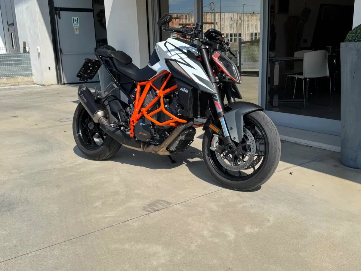 KTM 1290 Super Duke R (2019) (3)