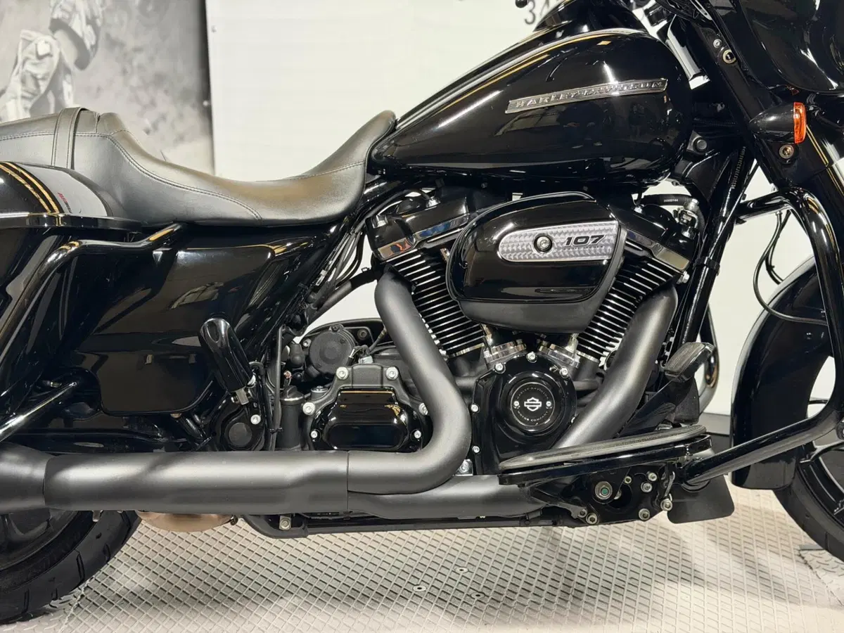 Harley-Davidson 107 Street Glide Special (2017 - 19) - FLHXS (4)