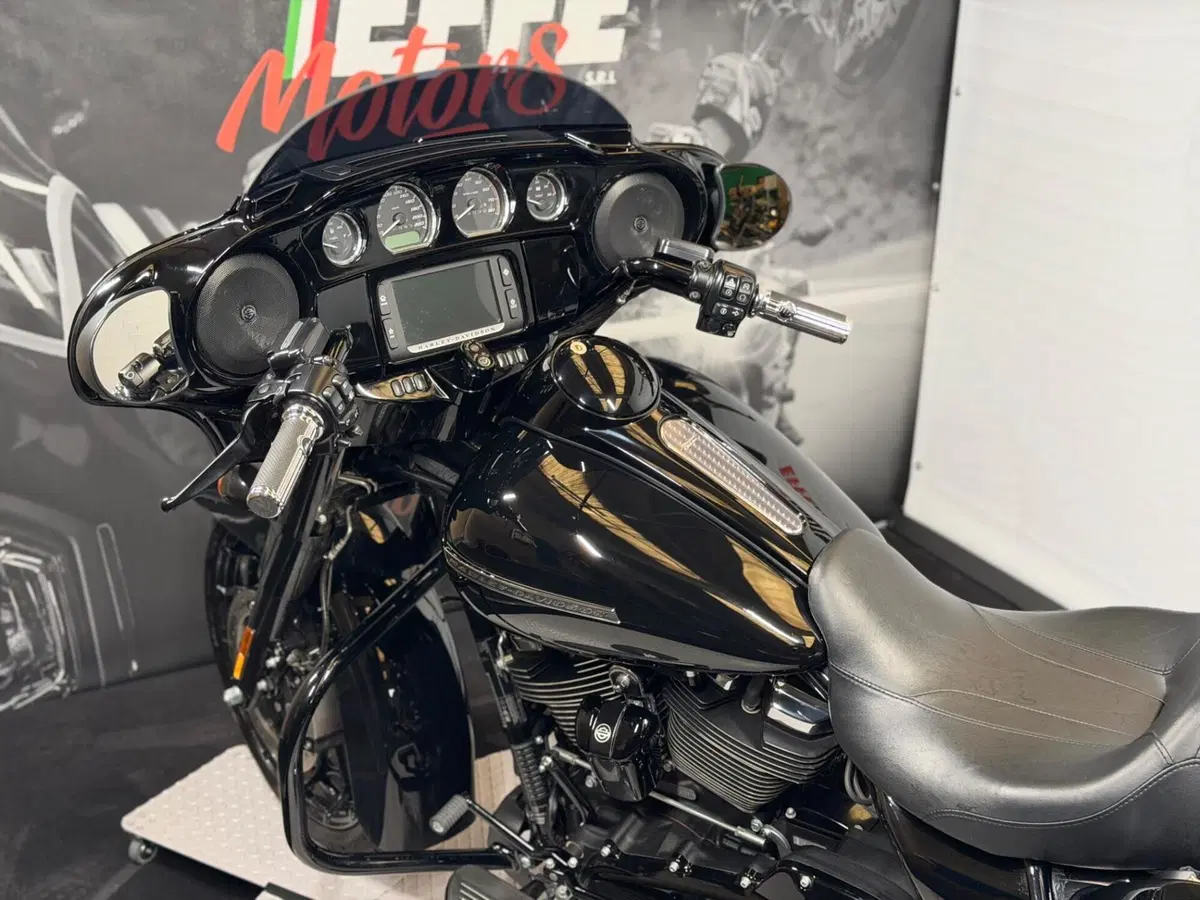 Harley-Davidson 107 Street Glide Special (2017 - 19) - FLHXS (11)