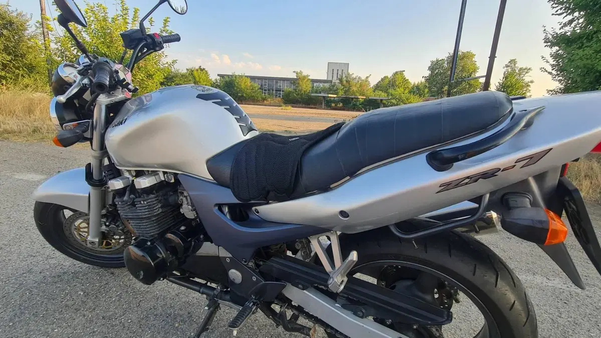 Kawasaki ZR-7 (2001 - 04) (8)