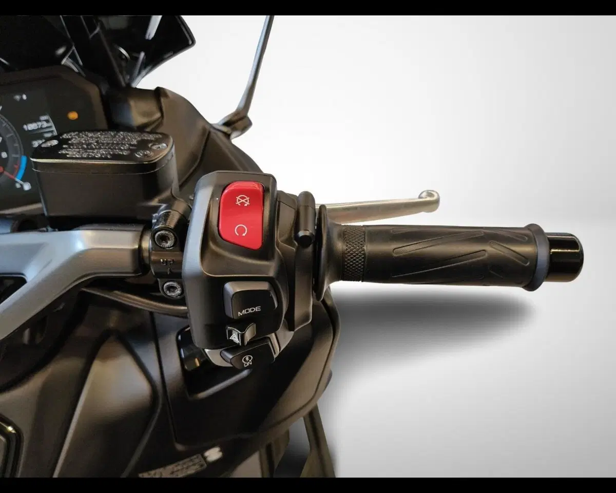Yamaha T-Max 560 Tech Max (2022 - 24) (11)