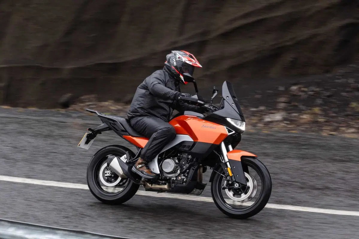 Norton Atlas 2026: lusso per tutti!? Il nostro test in Islanda [VIDEO e GALLERY] (4)