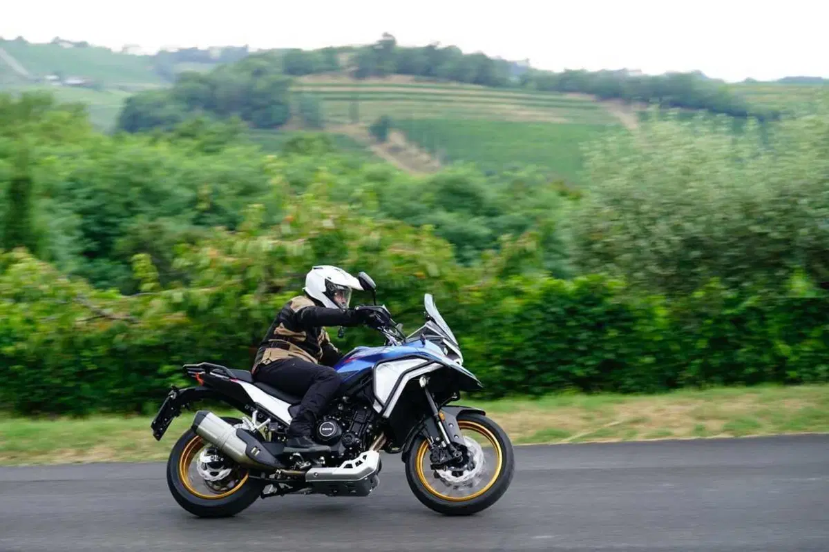 Kove 625X Pro, la crossover cinese con la dotazione maxi e il prezzo mini! Il TEST [VIDEO] (9)