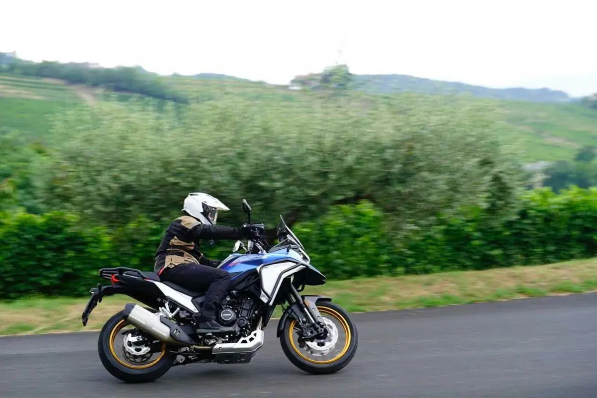 Kove 625X Pro, la crossover cinese con la dotazione maxi e il prezzo mini! Il TEST [VIDEO] (11)