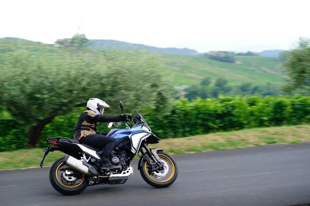 Kove 625X Pro, la crossover cinese con la dotazione maxi e il prezzo mini! Il TEST [VIDEO] (12)
