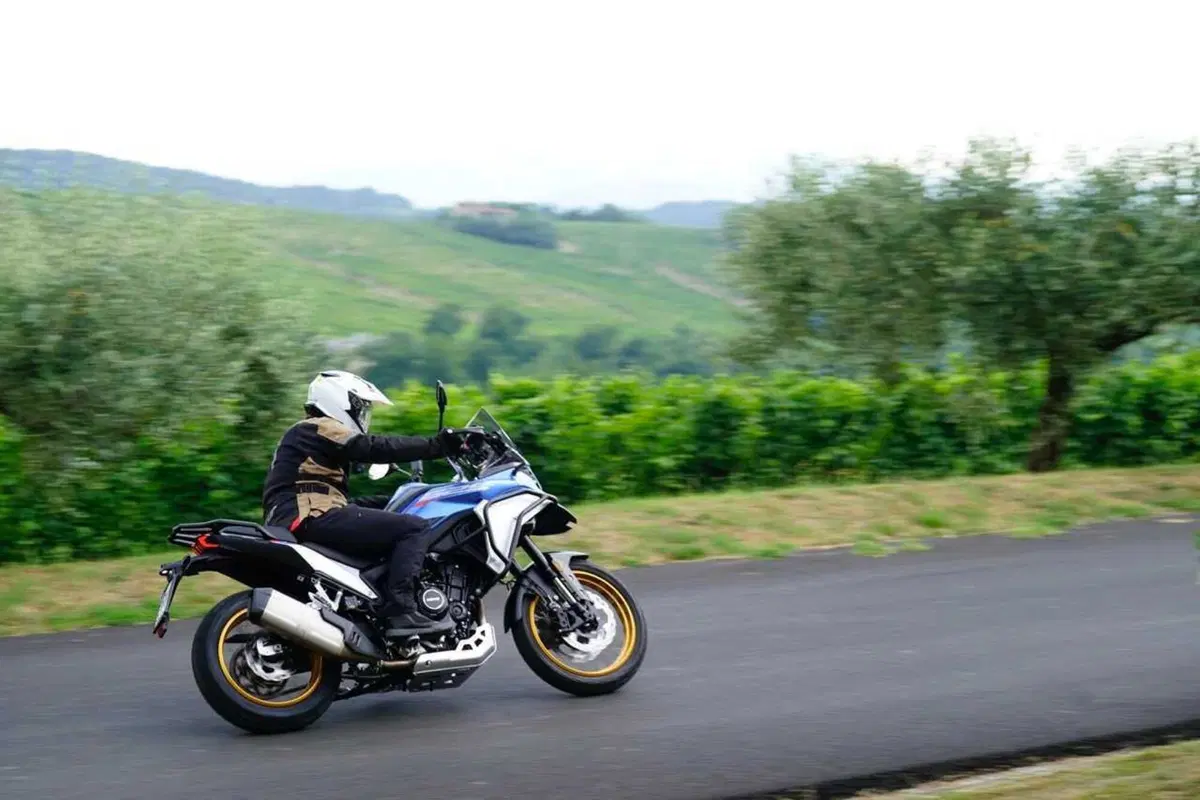 Kove 625X Pro, la crossover cinese con la dotazione maxi e il prezzo mini! Il TEST [VIDEO] (13)