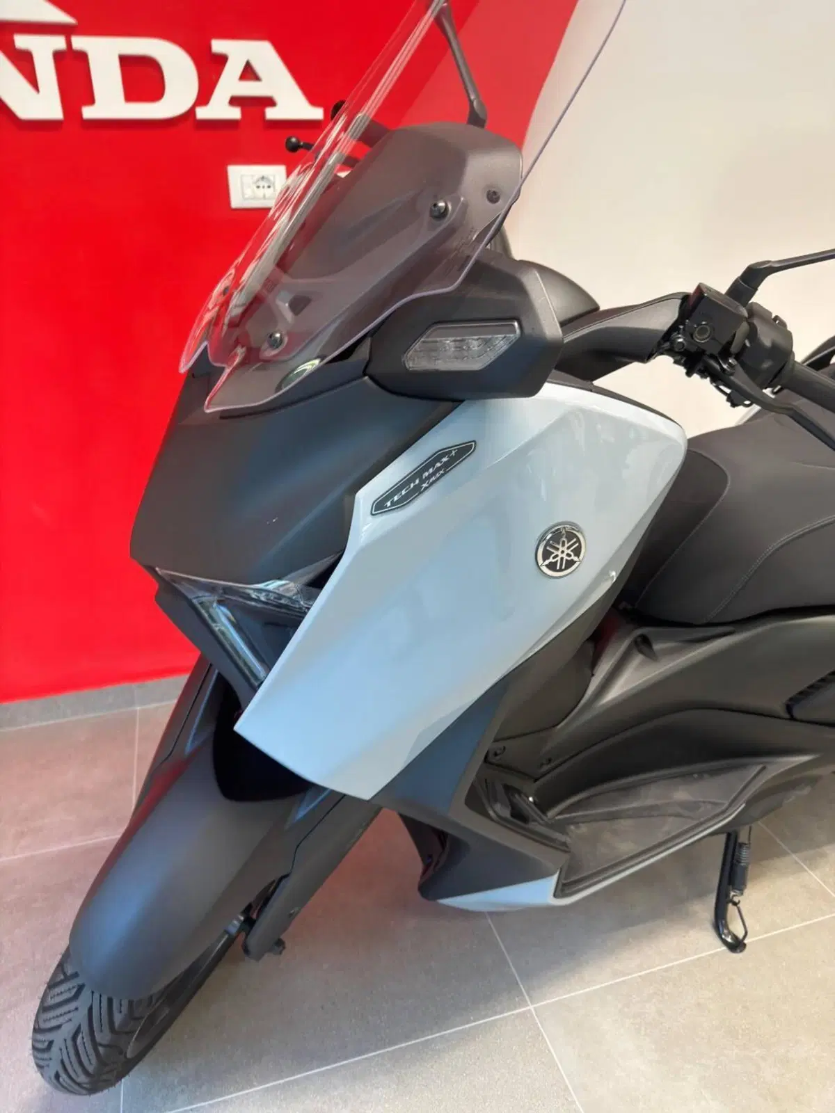 Yamaha X-Max 300 Tech Max+ (2025 - 26) (3)