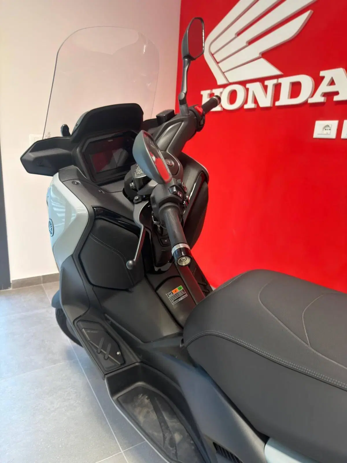 Yamaha X-Max 300 Tech Max+ (2025 - 26) (5)