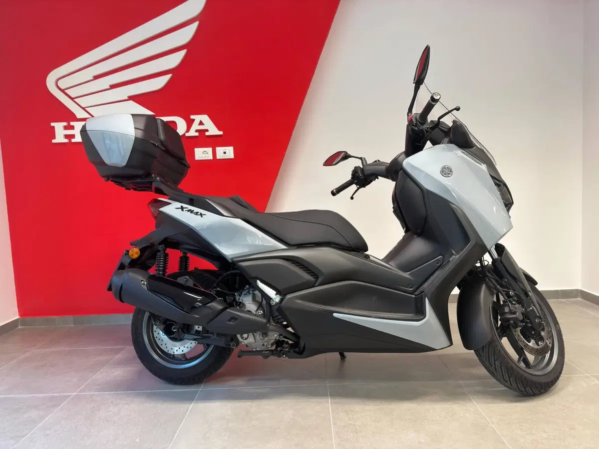 Yamaha X-Max 300 Tech Max+ (2025 - 26) (6)