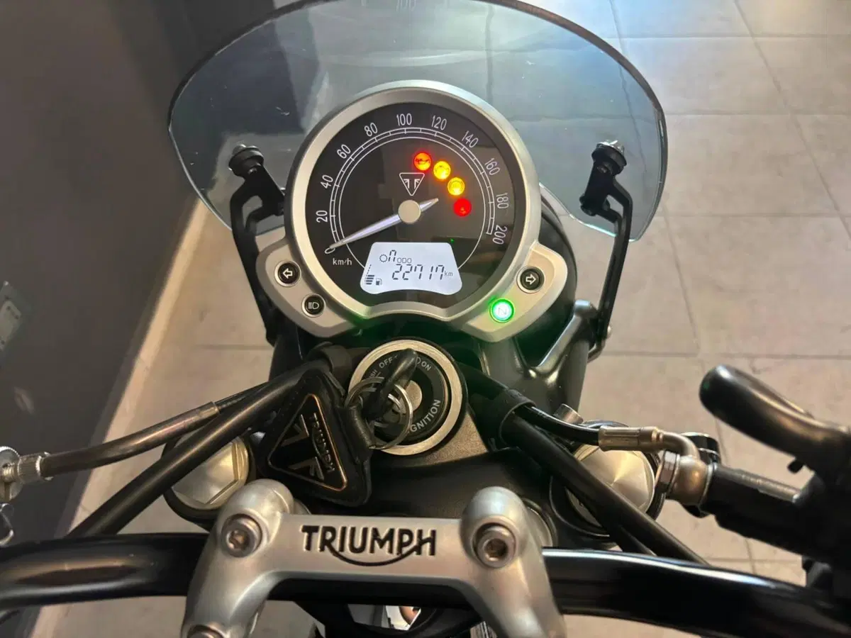 Triumph Street Twin 900 (2016) (4)