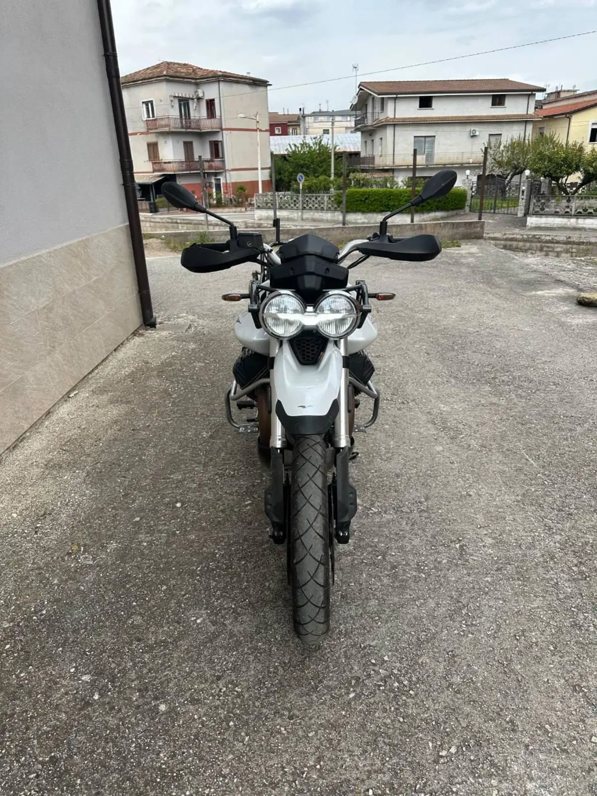 Moto Guzzi V85 TT (2021 - 23) (2)