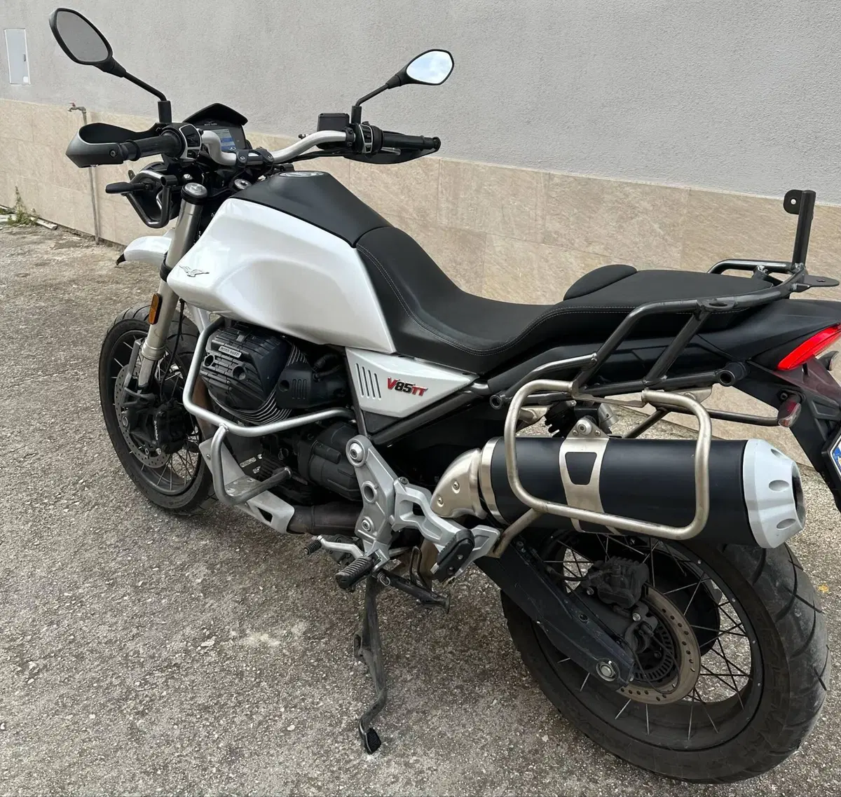 Moto Guzzi V85 TT (2021 - 23) (3)