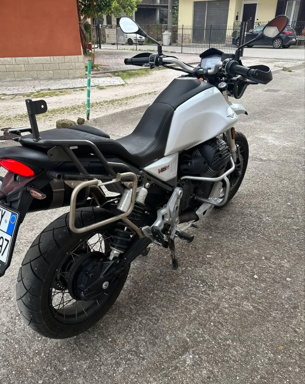 Moto Guzzi V85 TT (2021 - 23) (4)