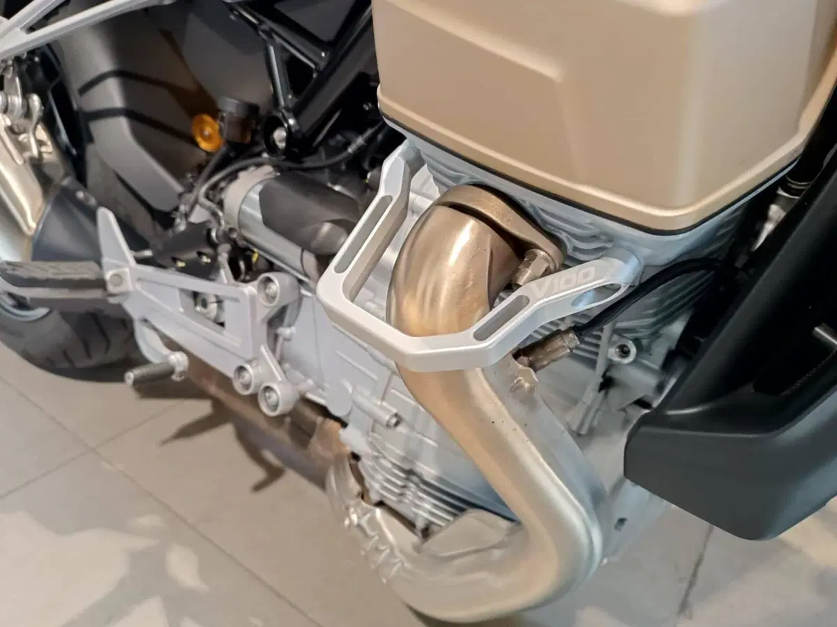 Moto Guzzi V100 Mandello S (2022 - 24) (5)