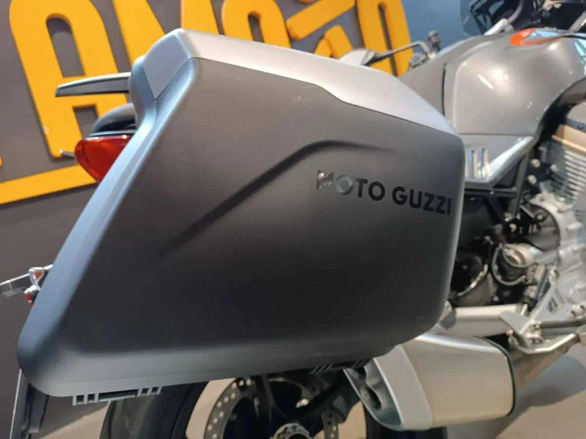 Moto Guzzi V100 Mandello S (2022 - 24) (7)