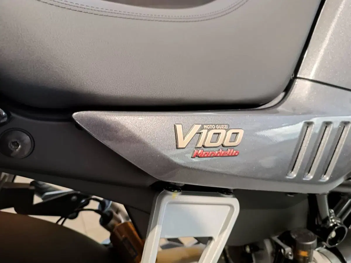 Moto Guzzi V100 Mandello S (2022 - 24) (8)