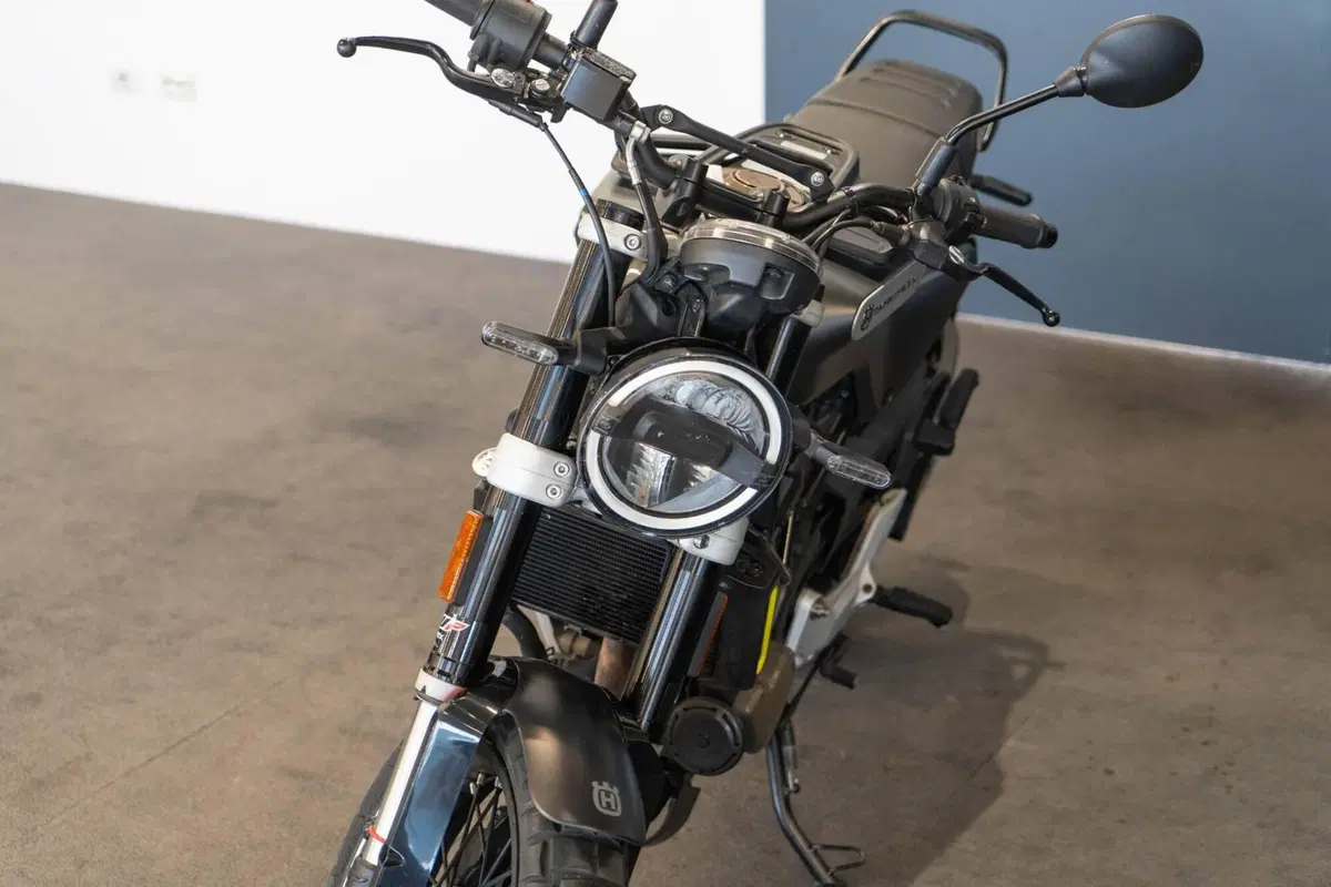 Husqvarna Svartpilen 125 (2021 - 23) (2)