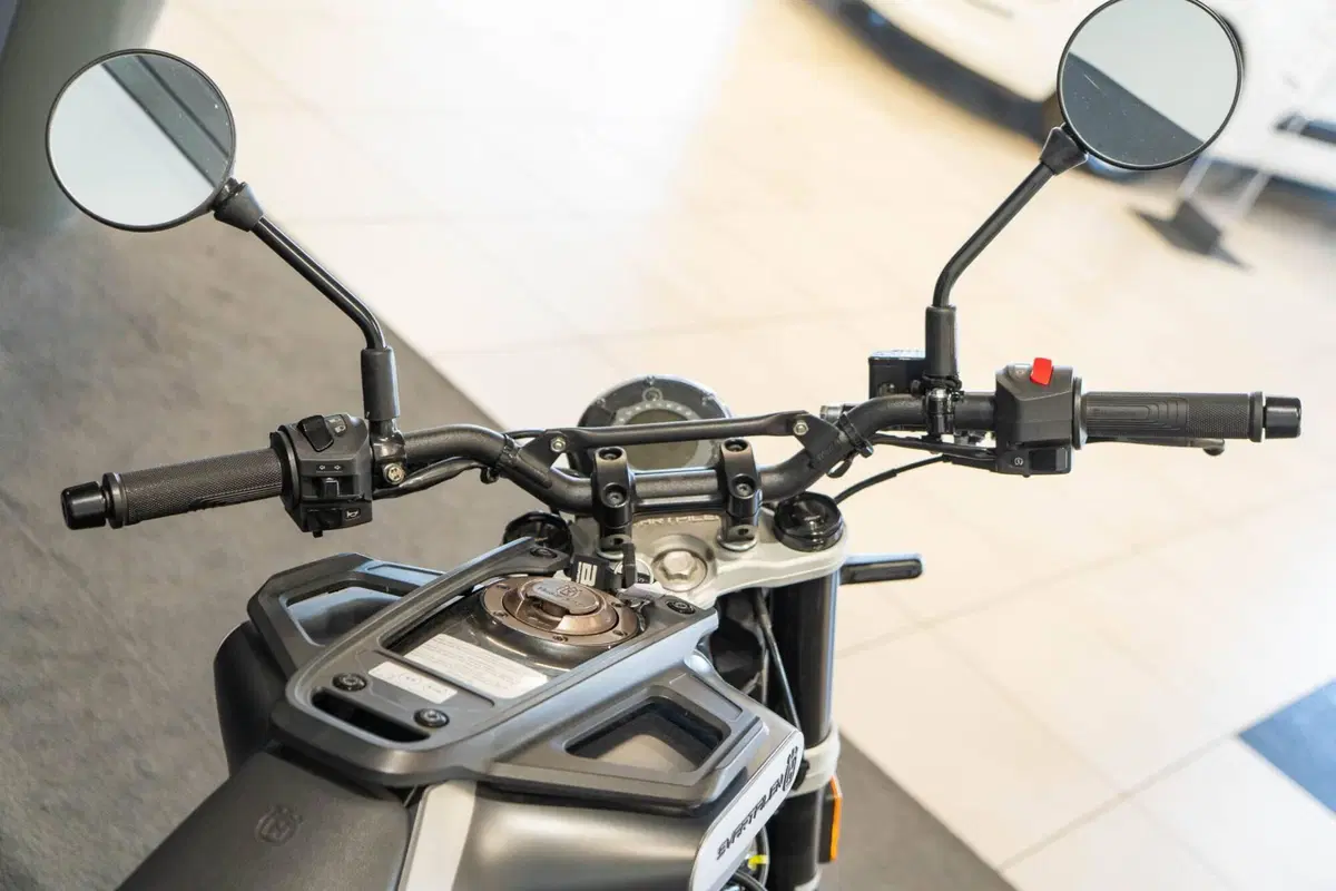 Husqvarna Svartpilen 125 (2021 - 23) (5)
