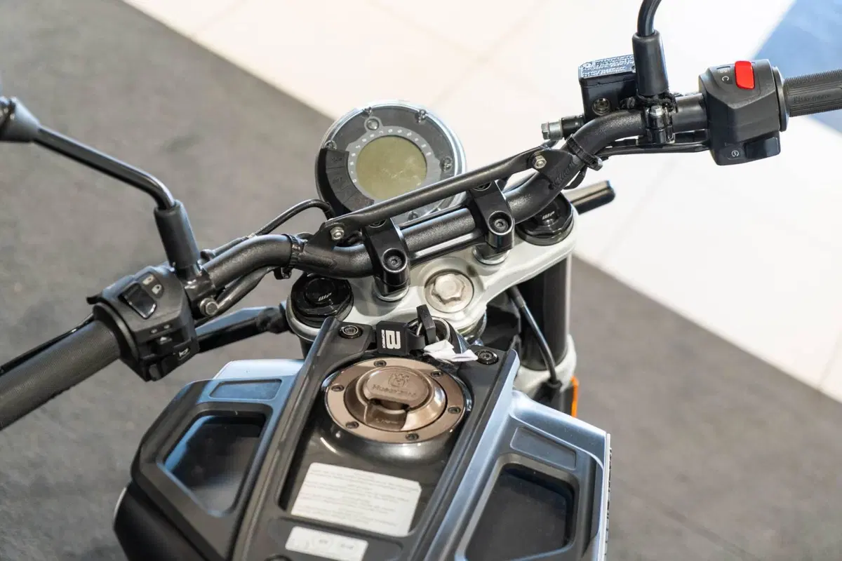 Husqvarna Svartpilen 125 (2021 - 23) (4)