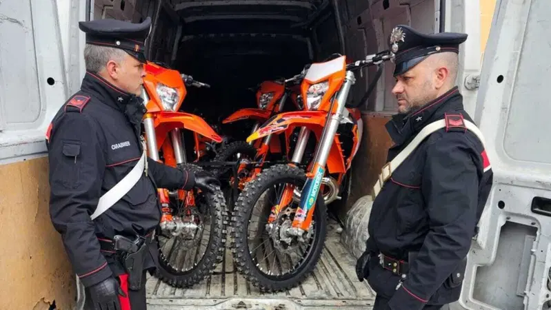 Roma: stroncato traffico di moto e scooter rubati